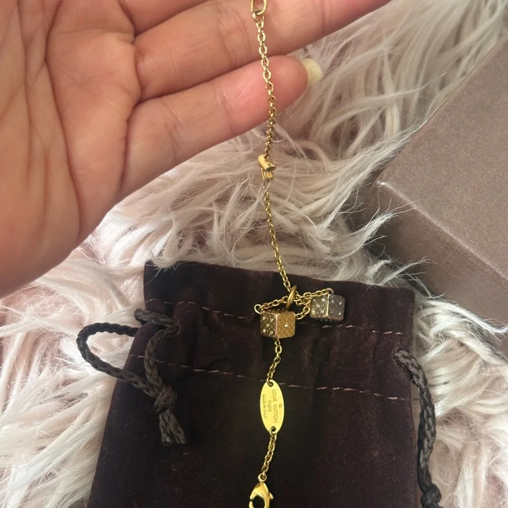 ❤️❤️❤️ Hard to find . Louis Vuitton Gold Chain Bracelet - Picture 10 of 11